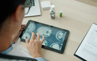 Tablet ekranında MR kesitleri inceleniyor